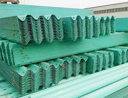 噴塑波形護(hù)欄貨場(chǎng)