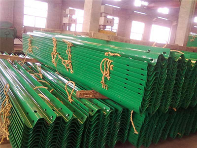 波形護(hù)欄板貨場(chǎng)