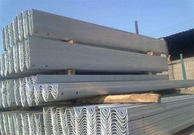 波形護(hù)欄板貨場(chǎng)