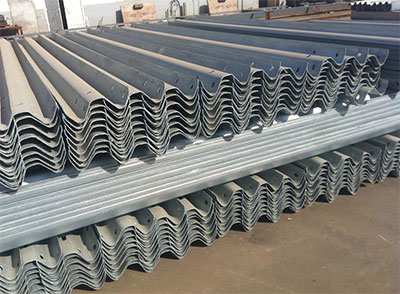 波形護(hù)欄板貨場(chǎng)