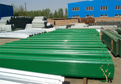 波形護(hù)欄板貨場(chǎng)